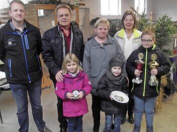 Linkes Bild: Mit viel Ehrgeiz waren die Jungzüchter in Fischbach im Einsatz. Hier vorne, von links: Elly Büttner, Jamie Barnikol und Lukas Grosser zusammen mit (von links): Vorsitzendem Markus Grosser, Bürgermeister Wolfgang Beiergrößlein, Jugendleiterin Bianka Grosser und Stadträtin Carin Bülling. Rechtes Bild: Die erfolgreichen Züchter konnten sich über Pokale und die Glückwünsche der Ehrengäste freuen. Fotos: Dieter Wolf