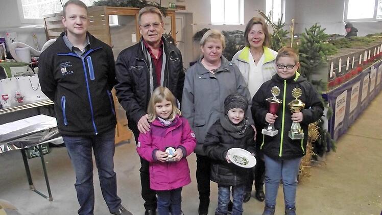 Linkes Bild: Mit viel Ehrgeiz waren die Jungzüchter in Fischbach im Einsatz. Hier vorne, von links: Elly Büttner, Jamie Barnikol und Lukas Grosser zusammen mit (von links): Vorsitzendem Markus Grosser, Bürgermeister Wolfgang Beiergrößlein, Jugendleiterin Bianka Grosser und Stadträtin Carin Bülling. Rechtes Bild: Die erfolgreichen Züchter konnten sich über Pokale und die Glückwünsche der Ehrengäste freuen. Fotos: Dieter Wolf