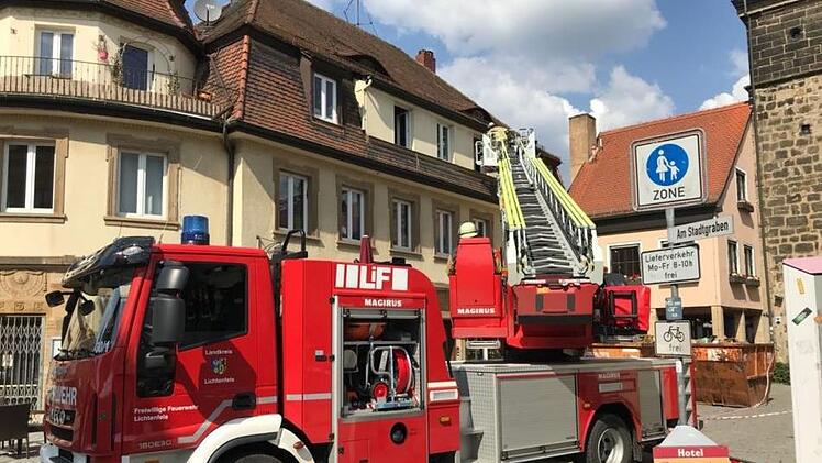 Die Feuerwehr Lichtenfels holte mit der Drehleiter eine Frau mit ihrem dreijährigen Kind aus ihrer Wohnung im zweiten Stock.Andreas Lehe