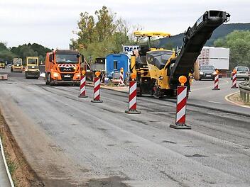 Eine neue Bauphase hat an der Mainquerung bei Baunach begonnen: Arbeiter bringen eine neue Deckschicht auf. Dafür wird die Straße zeitweise halbseitig gesperrt.  Fotos: Sebastian Schanz
