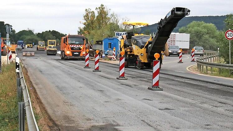 Eine neue Bauphase hat an der Mainquerung bei Baunach begonnen: Arbeiter bringen eine neue Deckschicht auf. Dafür wird die Straße zeitweise halbseitig gesperrt.  Fotos: Sebastian Schanz