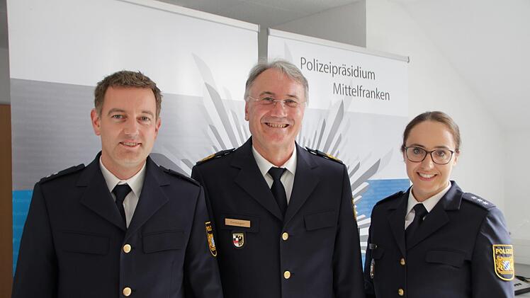 Christiane Lederer (rechts) verlässt Höchstadt. Neuer Polizeichef ist Stefan Hehn (links). Er wurde am Donnerstag von Mittelfrankens Polizeipräsident Roman Fertinger (Mitte) vorgestellt.  Foto: Christian Bauriedel