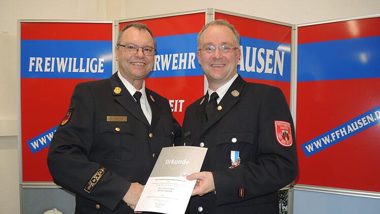 KBI und SBI Harald Albert (links) überreichte Kommandant Bernd Czelustek das Bayerische Feuerwehr-Ehrenkreuz in Silber. Foto: Annika Lutz