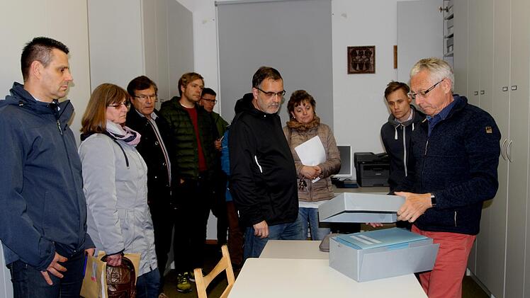 Roland Mayer (rechts) führte durch das Archiv  und zeigte die  Archivboxen.