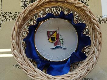 Die Bürgermedaille der Gemeinde Sand wurde von Ernst Albert entworfen und in einer Porzellanfabrik hergestellt. Christian Licha