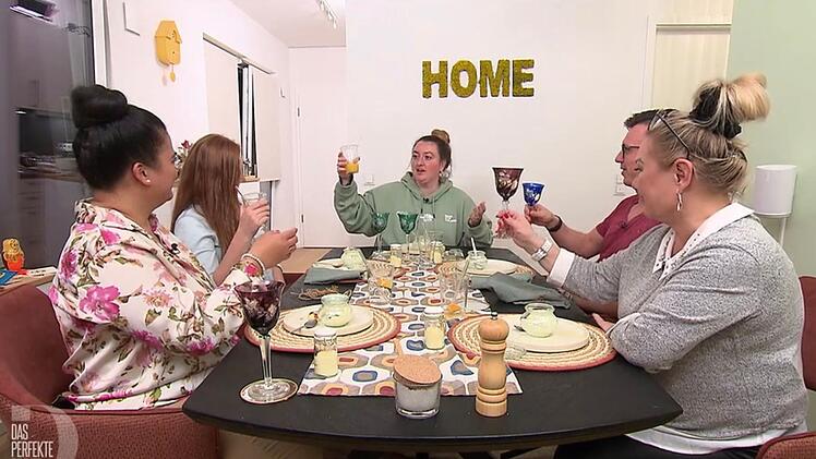 Zum Auftakt in Potsdam trifft sich die Potsdamer "Dinner"-Runde bei Saskia alias "Sassi".