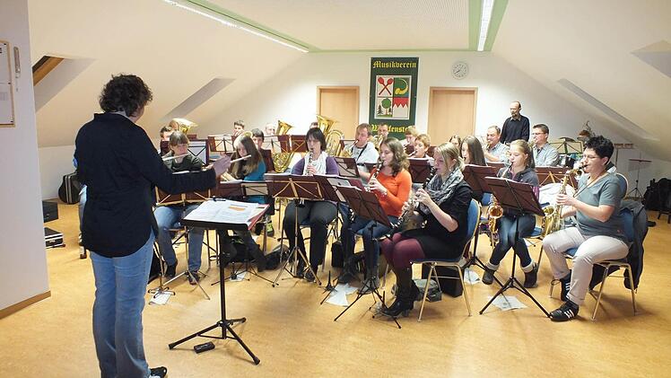 Erste Probe im neuen Übungsraum.