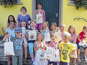 Kinder haben ihr Brot gleich in die Stofftasche gegeben