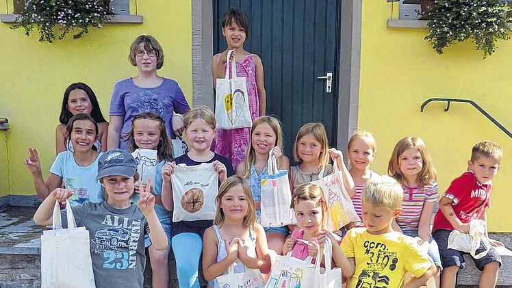 Kinder haben ihr Brot gleich in die Stofftasche gegeben