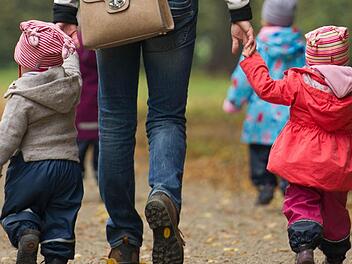 Die Kinderbetreuung in den Schulferien oder bei Krankheit des Kindes wird von mehr als 80 Prozent der Mütter problematisch gesehen. Foto: dpa
