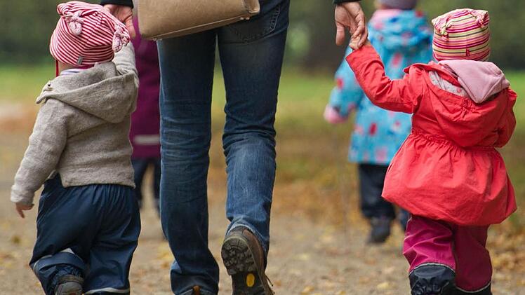 Die Kinderbetreuung in den Schulferien oder bei Krankheit des Kindes wird von mehr als 80 Prozent der Mütter problematisch gesehen. Foto: dpa