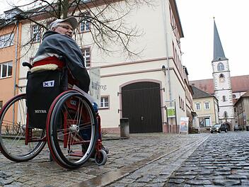 Ab dieser Stelle hat Uwe Schmidt Schwierigkeiten, mit seinem Rollstuhl Richtung Kirche zu kommen. Fotos: Arkadius Guzy