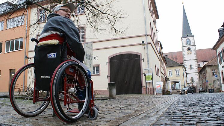 Ab dieser Stelle hat Uwe Schmidt Schwierigkeiten, mit seinem Rollstuhl Richtung Kirche zu kommen. Fotos: Arkadius Guzy