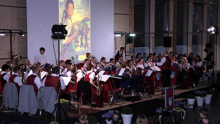 Beeindruckend war das Gesamtbild beim Frühlingskonzert mit der Premiere in der neuen Rennsteighalle in Steinbach am Wald am Samstagabend. Foto: Simone Büttner