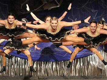 Veitshöchheim-Niveau und Europameisterschafts-Dritte: Die Tänzerinnen des New Age Dance Teams unterstrichen ihre Klasse mit zwei beeindruckenden Auftritten.Foto: Bertram Wagner