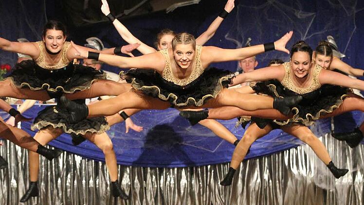 Veitshöchheim-Niveau und Europameisterschafts-Dritte: Die Tänzerinnen des New Age Dance Teams unterstrichen ihre Klasse mit zwei beeindruckenden Auftritten.Foto: Bertram Wagner