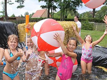 In guter Erinnerung wird wohl noch lange der Strohpool bleiben, der am 1. August als Teilnahme an der Traumritter-Challenge in Ebersdorf angelegt wurde. Foto: Alexandra Kemnitzer