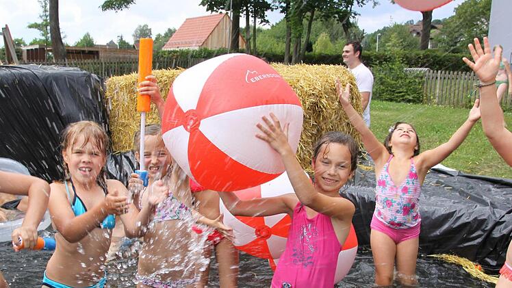 In guter Erinnerung wird wohl noch lange der Strohpool bleiben, der am 1. August als Teilnahme an der Traumritter-Challenge in Ebersdorf angelegt wurde. Foto: Alexandra Kemnitzer