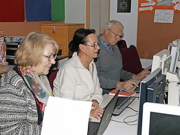 Heinrich, Gudrun und Hermine haben alle schon ihren 70. Geburtstag gefeiert. Um geschickter mit dem Computer umgehen zu können, drückten sie jetzt in Trossenfurt nochmal die Schulbank. Foto: Sabine Weinbeer