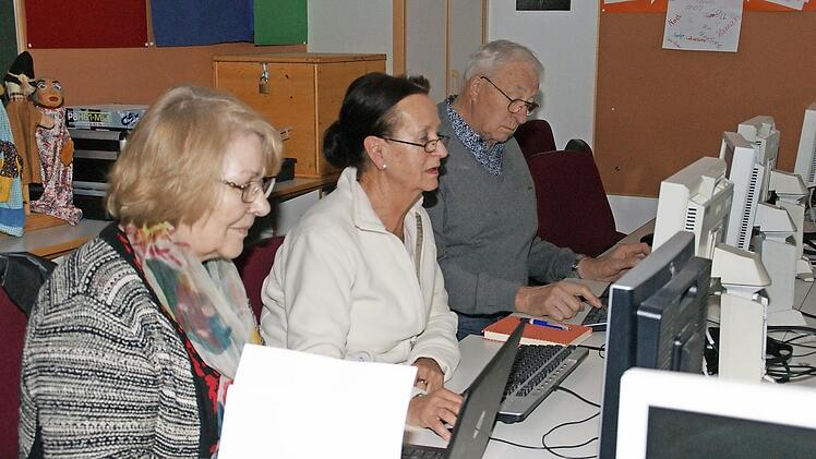 Heinrich, Gudrun und Hermine haben alle schon ihren 70. Geburtstag gefeiert. Um geschickter mit dem Computer umgehen zu können, drückten sie jetzt in Trossenfurt nochmal die Schulbank. Foto: Sabine Weinbeer
