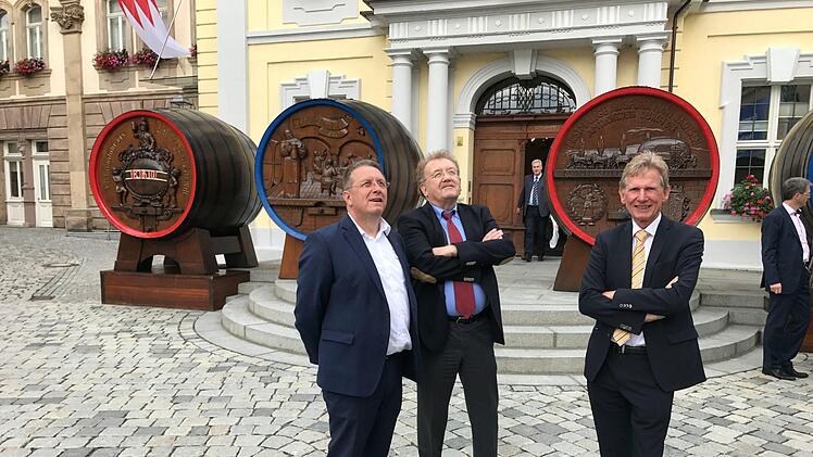 OB Henry Schramm (links), Dieter Engels und Adalbert Weiß (Vorsitzender des Hochschulrates der Uni Bayreuth, rechts).