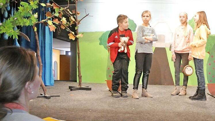 Vorhaben und Ideen - hier eine Schultheatergruppe - zu den Themen Demographie, Umweltschutz, Wirtschaft und Tourismus können gefördert werden. Symbolbild: Archiv/Matthias Schneider