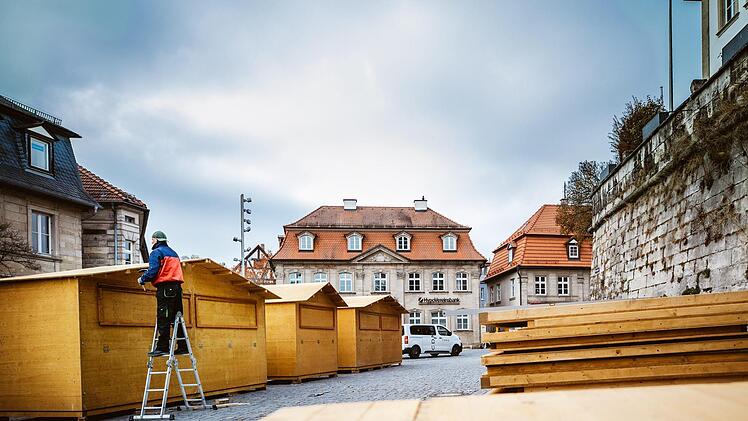 Mit vereinten Kräften: Neun Helfer vom Verein Kronacherleben bauten am Samstag schon einmal die Holzhütten auf, in die an den vier Adventswochenenden die Händler einziehen werden. Am Montag wurden dann die Stromleitungen verlegt. Foto: Marian Hamacher