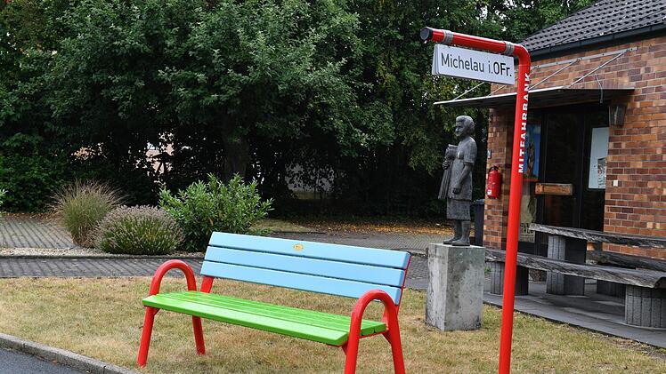 Auch in Neuensee gibt's ein Mitfahrbänkla. Foto: Ronald Rinklef