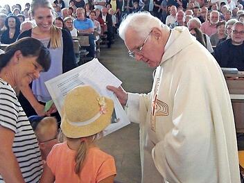 Die Kinderherzen fliegen Pfarrer Ewald Thoma noch immer zu, so gratulierte auch die Kindertagesstätte St. Josef Kirchaich, deren Neubau das letzte große Projekt in der Dienstzeit des Pfarrers war. Nach wie vor ist er gern gesehener Gast im Kindergarten.  Foto: Christian Blenk