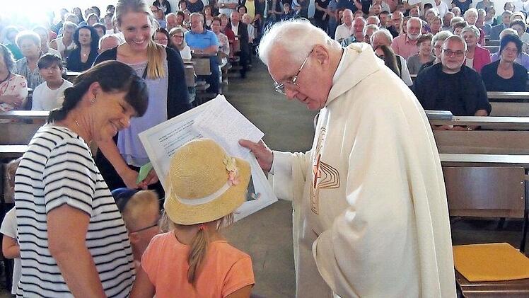 Die Kinderherzen fliegen Pfarrer Ewald Thoma noch immer zu, so gratulierte auch die Kindertagesstätte St. Josef Kirchaich, deren Neubau das letzte große Projekt in der Dienstzeit des Pfarrers war. Nach wie vor ist er gern gesehener Gast im Kindergarten.  Foto: Christian Blenk