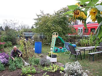 Direkt an den Bahngleisen liegt der Garten. Foto: Sebastian Schanz