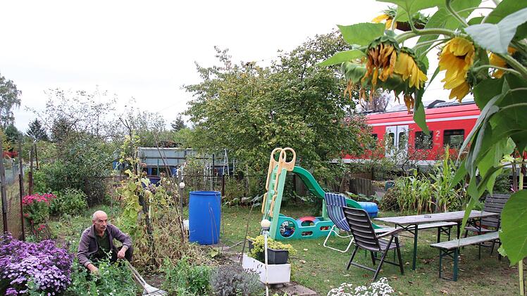 Direkt an den Bahngleisen liegt der Garten. Foto: Sebastian Schanz