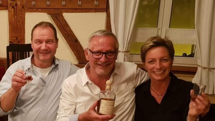 Nach seinem Auftritt im Brauereisaal genießt Konstantin Wecker mit Braumeister Karl-Heinz Wehrfritz (links) und Silke Balik, die dem Helferteam angehört, einen fränkischen Whisky. Foto: pr