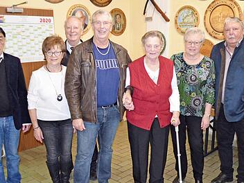 Die geehrten Mitglieder mit Vorsitzendem Dieter Werthmann (links), Bürgermeister Christian Mrosek (rechts) sowie Kreisvorsitzenden Heinz Wittmann (Dritter von links). Foto: che
