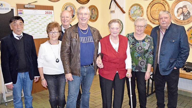 Die geehrten Mitglieder mit Vorsitzendem Dieter Werthmann (links), Bürgermeister Christian Mrosek (rechts) sowie Kreisvorsitzenden Heinz Wittmann (Dritter von links). Foto: che