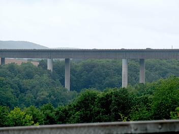 Die Talbrücke über der Thulba der Rhönautobahn A 7 wird erneuert.  Foto: Gerd Schaar/Archiv