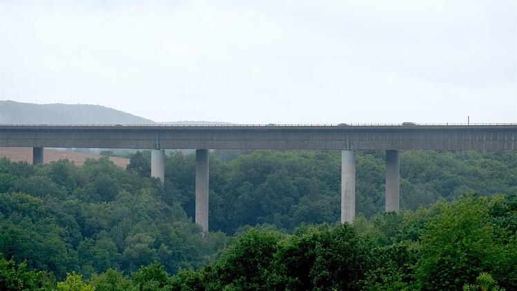 Die Talbrücke über der Thulba der Rhönautobahn A 7 wird erneuert.  Foto: Gerd Schaar/Archiv
