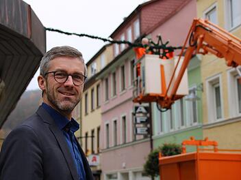 In der vergangenen Woche schmückte der Bauhof die Fußgängerzone. Bürgermeister Jochen Vogel freut sich darüber. So könne das Licht die Menschen während der Pandemie aufmuntern.