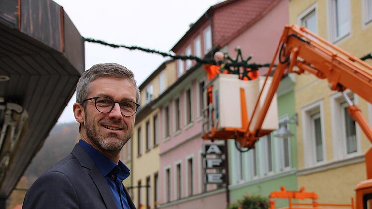 In der vergangenen Woche schmückte der Bauhof die Fußgängerzone. Bürgermeister Jochen Vogel freut sich darüber. So könne das Licht die Menschen während der Pandemie aufmuntern.