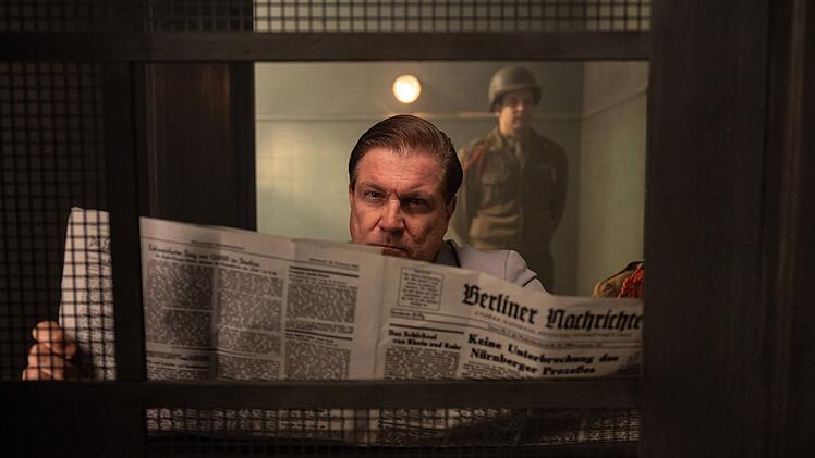 Sonderberichterstatter 104995? Wer soll das sein? Hermann G&ouml;ring (Francis Fulton- Smith) st&ouml;&szlig;t in der Zeitung auf den Namen Ernst Michel.