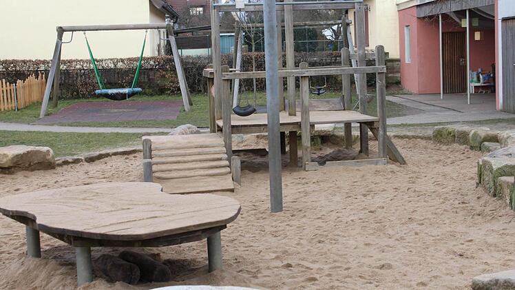 Die Spielanlage im Hof des Kindergartens in Ebelsbach muss erneuert werden. Die Gemeinde beteiligt sich an der Finanzierung. Foto: Roland Mayer