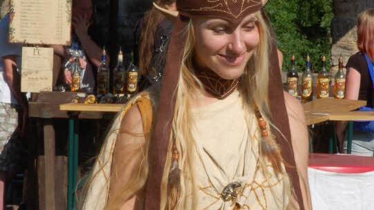 Tolle Kostüme, zünftige Klänge, alte Handwerkskunst und wirbelnde Tänze erlebte die sonst so beschaulich daliegende Ruine der Lauterburg am Wochenende beim Mittelalter-Spektakel. Foto: Rainer Lutz