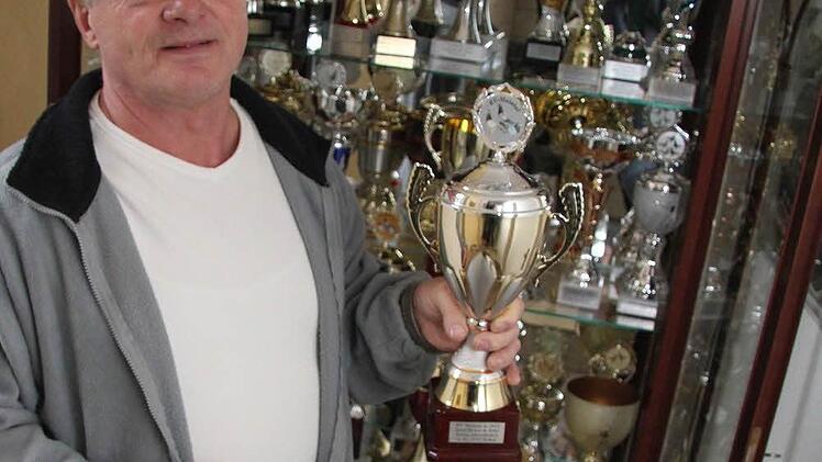 Die Pokale stapeln sich bei Josef Birkel aus Stadtsteinach bereits, jetzt kommen noch die aktuellen der Saison 2014 hinzu.