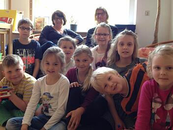 Die Erzieherinnen Silke Helget und Anja Küntzel (von links) mit einem Teil der aktuellen Hortgruppe. Foto: Alexandra Wirth/Archiv