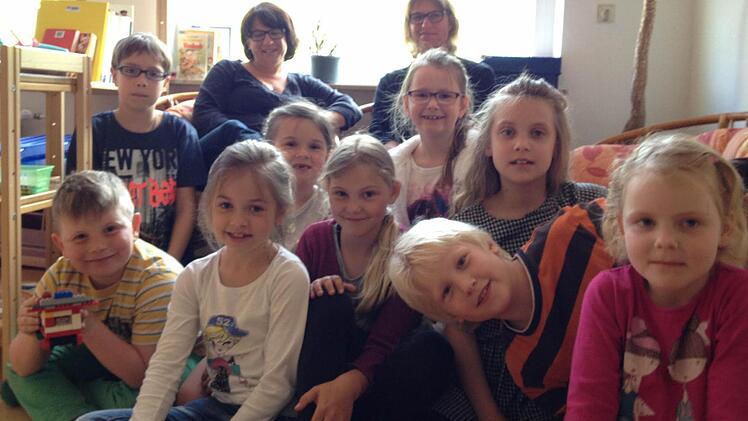Die Erzieherinnen Silke Helget und Anja Küntzel (von links) mit einem Teil der aktuellen Hortgruppe. Foto: Alexandra Wirth/Archiv