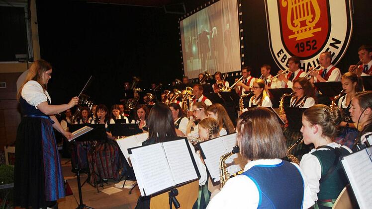 Das Orchester mit Dirigentin (vorne links) bei dem Konzert im Mai.  Foto: Stefan Geiger