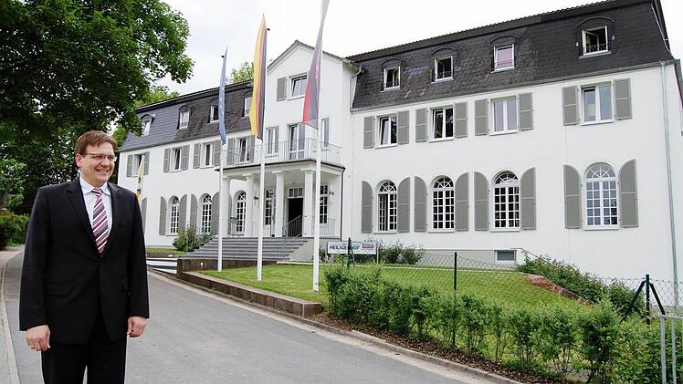 Geschäftsführer Steffen Hörtler vor dem Haupthaus des Heiligenhofs. Foto: Sigismund von Dobschütz