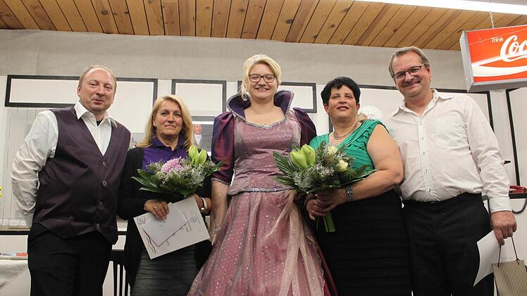 F&uuml;r viele Jahre Mitwirken wurden Bernd Linsner, Marion Maier und Patricia Lindner ausgezeichnet. Foto: Christiane Reuther