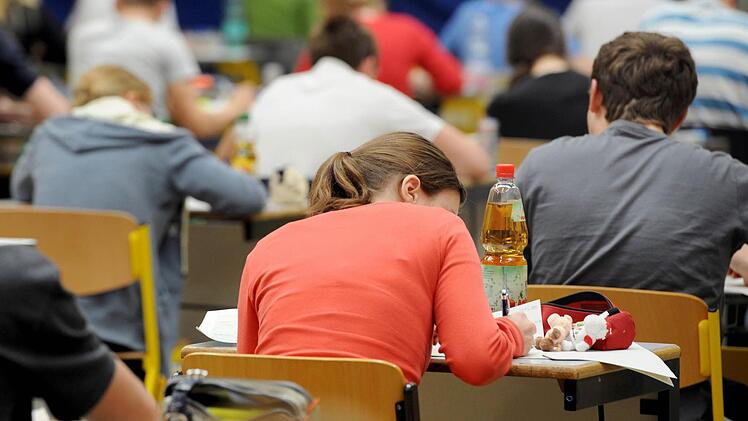 Wird die Bekanntgabe der Abiturnoten vorverlegt, wie es viele Schüler in ganz Bayern fordern? Symbolfoto: dpa