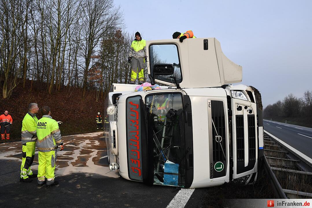 Lkw kippt auf A73 um - Autobahn in Richtung Nürnberg gesperrt